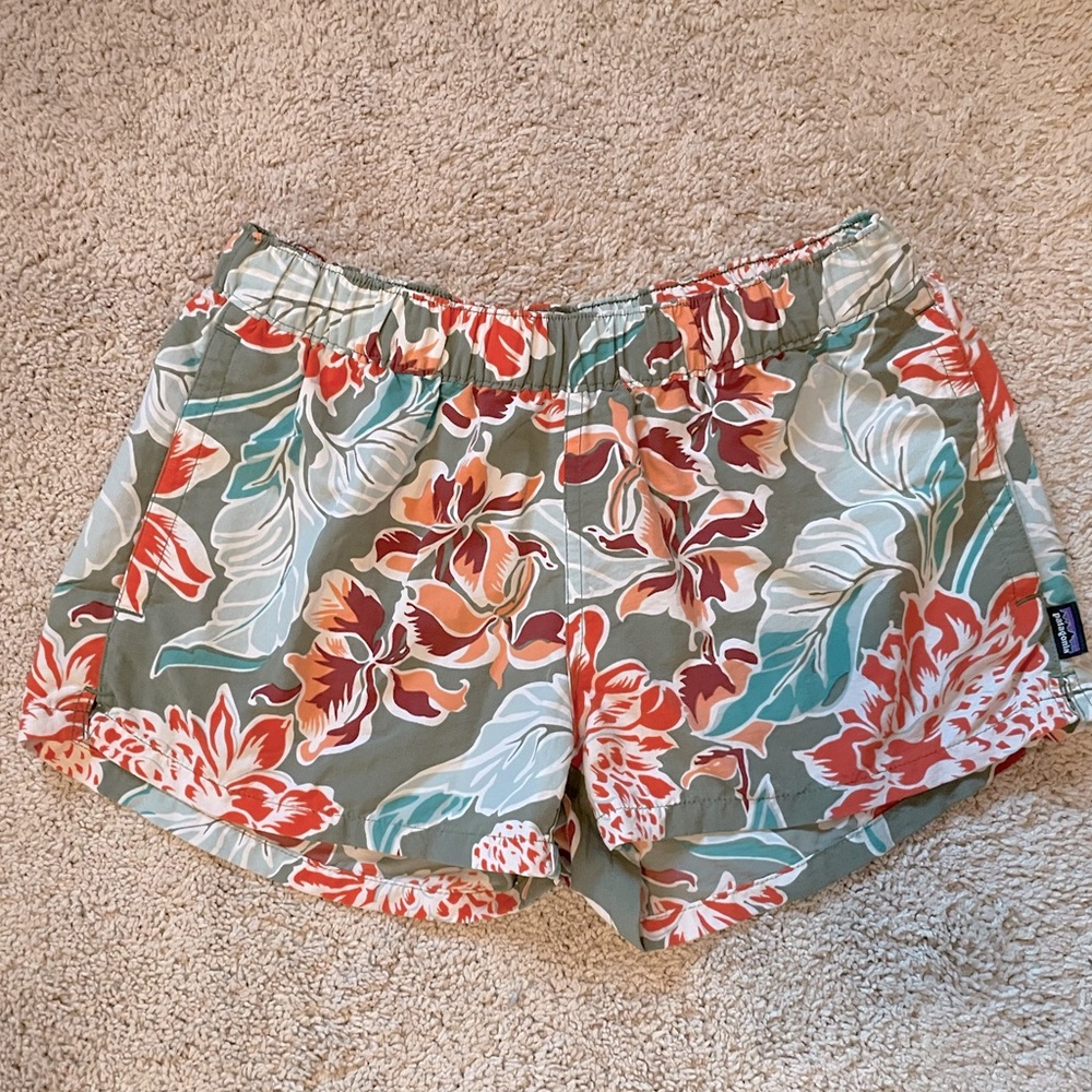 Patagonia women’s barely baggies 2.5in size small, excellent condition